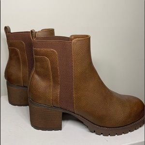 NWOT - MIA Colten Chelsea Boot, Size 11